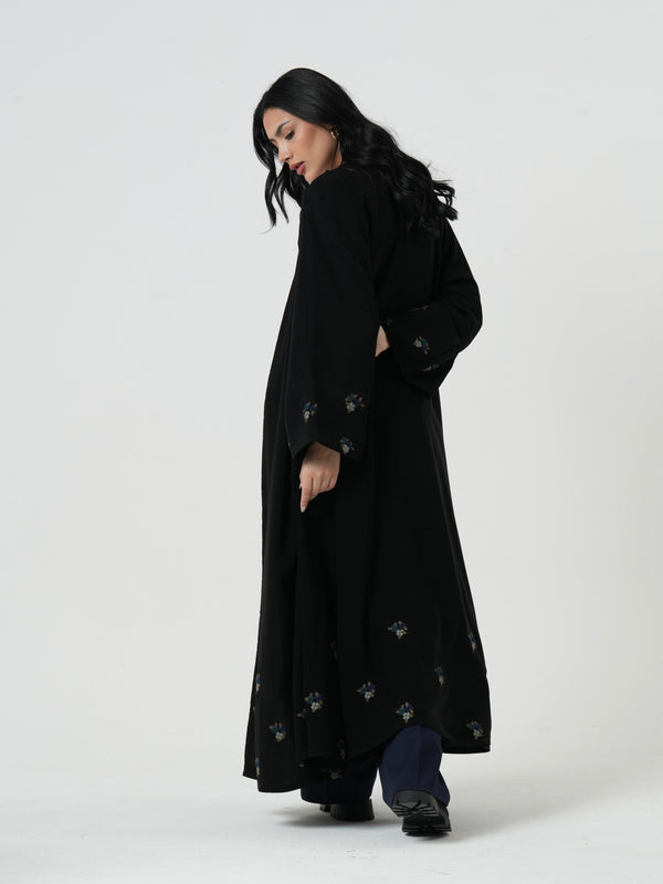 عباءة بأطراف مطرزه ورود