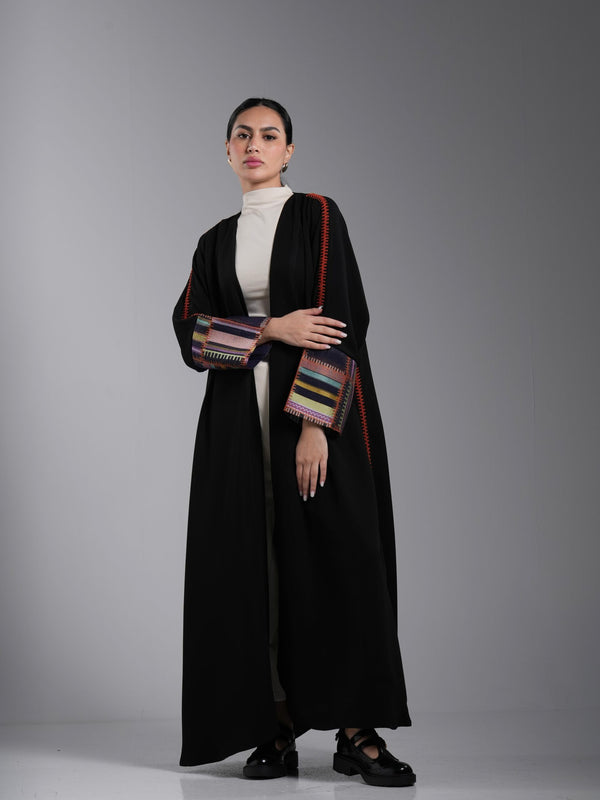 عباءة أسود بأكمام ملونه