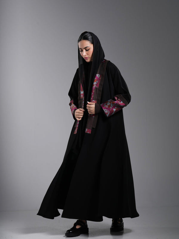 عباءة أسود بإضافة قماش عنابي
